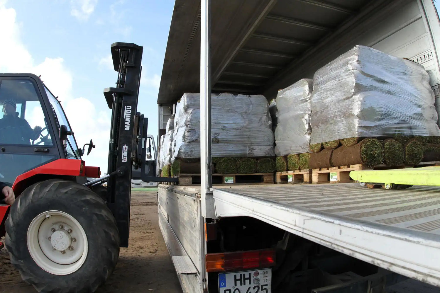 Matthies Landwirtschaft - Rollrasen Palette auf LKW